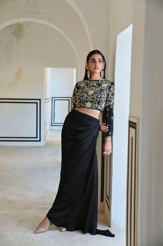 Make a bold statement with this Indo-Western Luxury Cowl Skirt and Crop Top ensemble. Featuring a chic cowl-draped skirt and a meticulously designed crop top, this outfit exudes sophistication and modern flair. Perfect for weddings, receptions, or upscale events, it seamlessly blends ethnic elegance with contemporary style.