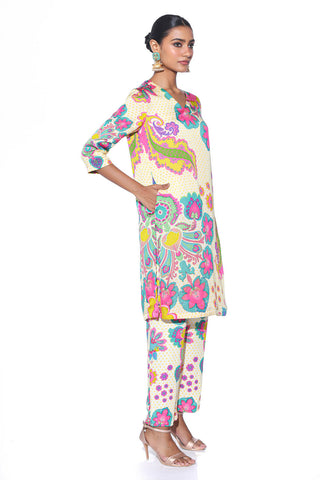 The Blush Cream Siddharth Bansal Signature Oversized Paisley Kurta is a perfect blend of elegance and comfort.