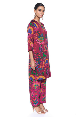 The crimson SB Signature Oversized Paisley Kurta is a perfect blend of elegance and comfort.