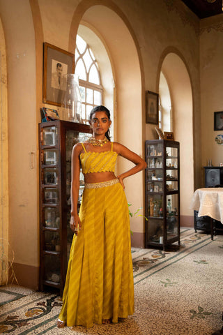 The model posing to show one strape blouse also called crop top and Palazzo